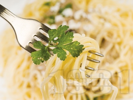 Лесни спагети с магданоз и сушени чушки - снимка на рецептата